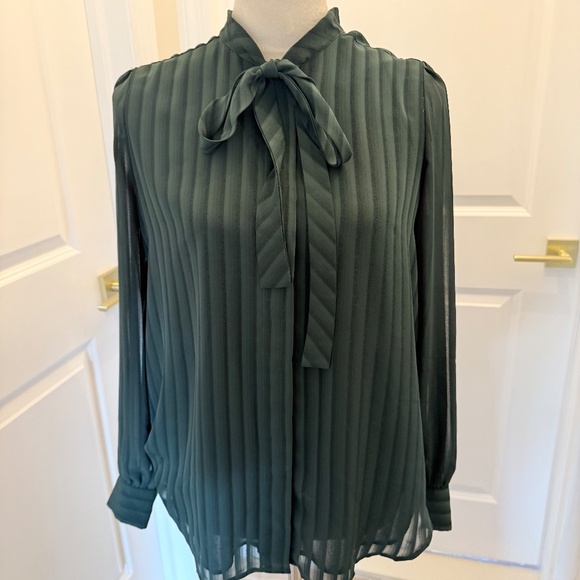 ANN TAYLOR GREEN BOW BLOUSE MEDIUM - Picture 1 of 8
